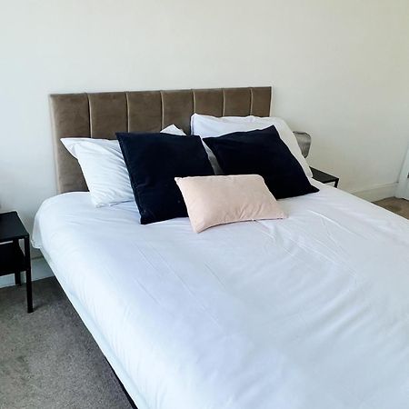 Stunning Riverside View Apartment, Near Canary Wharf & O2 London Exterior photo