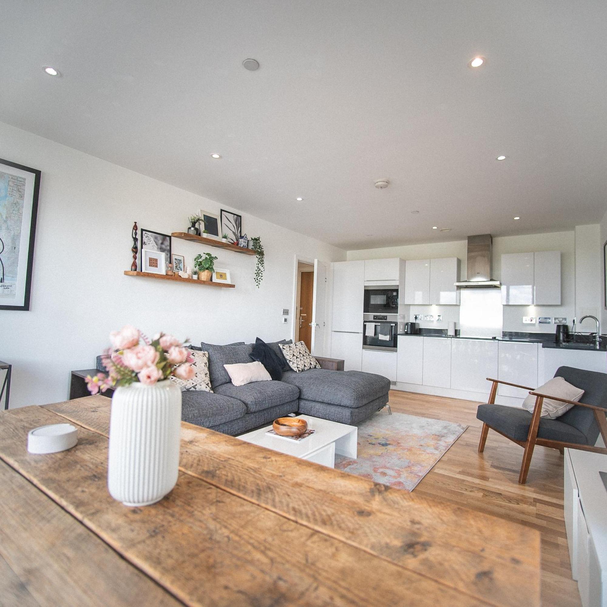 Stunning Riverside View Apartment, Near Canary Wharf & O2 London Exterior photo