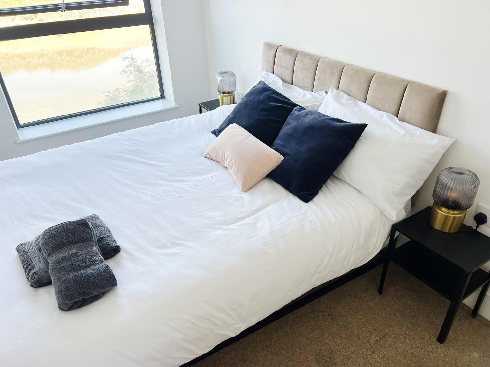 Stunning Riverside View Apartment, Near Canary Wharf & O2 London Exterior photo