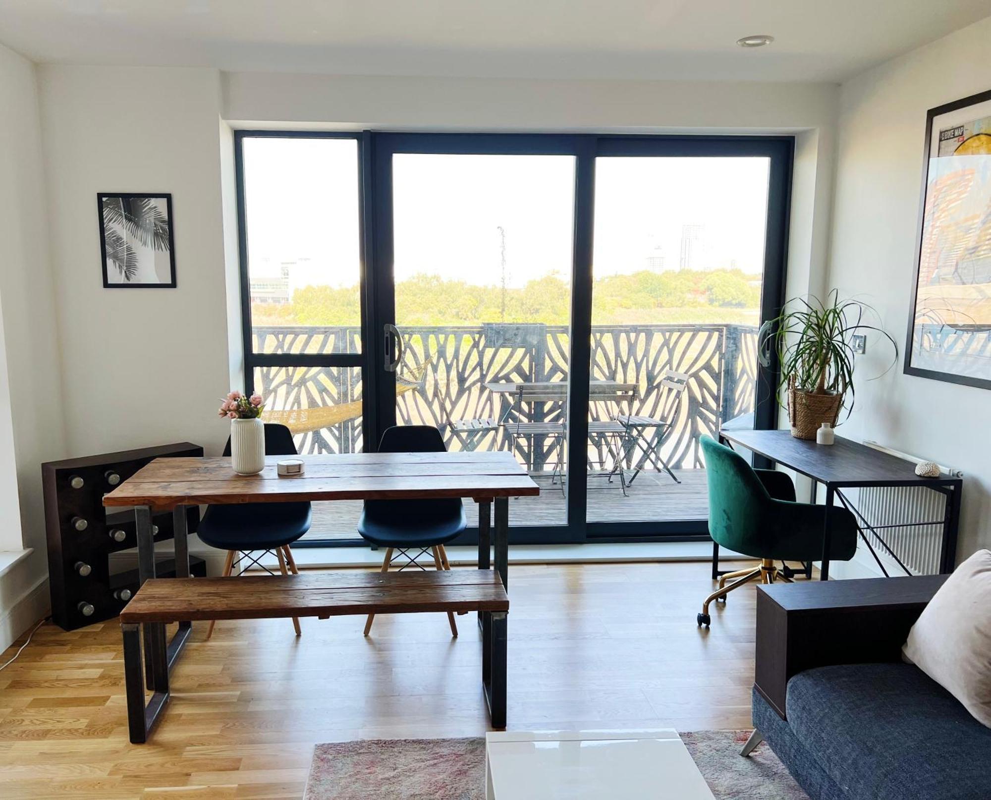 Stunning Riverside View Apartment, Near Canary Wharf & O2 London Exterior photo